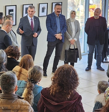 akademisyenlerin-karma-sergisi-degirmendere-sanat-evinde-acildi.jpg