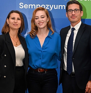 basarili-oyuncu-demet-evgar-3-tarimda-pozitif-gelecek-sempozyumuna-katildi.jpg