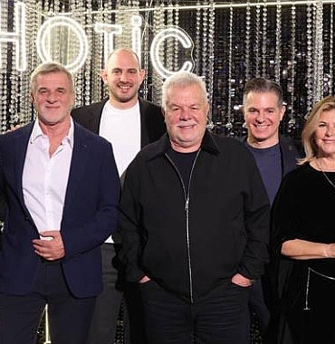 hotic-ailesinden-friends-and-family-temasiyla-yeni-yil-partisi.jpg