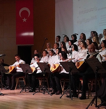 kecmek-kursiyerlerinden-yilsonu-konseri.jpg