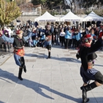 konakta-yeni-yil-coskusu-kermeslerle-devam-ediyor.jpg