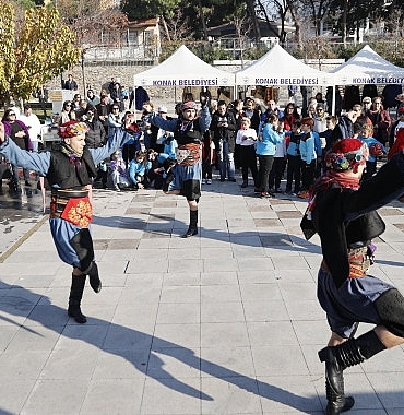 konakta-yeni-yil-coskusu-kermeslerle-devam-ediyor.jpg