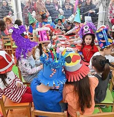 manisali-cocuklar-yeni-yil-coskusunu-doyasi-yasadi.jpg