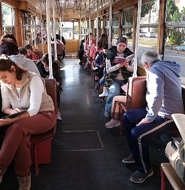 nostalji-tramvayinda-kitap-okudular.jpg