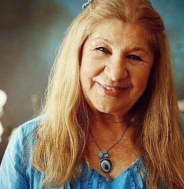 ayla-algan-kabri-basinda-aniliyor.jpg