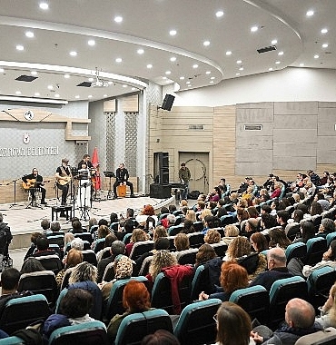 baris-manco-ve-cem-karaca-sarkilariyla-anildi.jpg