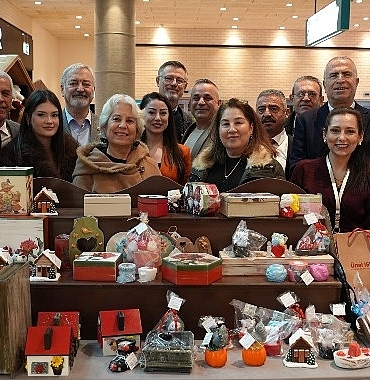gaziemirli-kadinlarin-el-emegi-urunleri-sevgililer-gunu-sergisinde.jpg