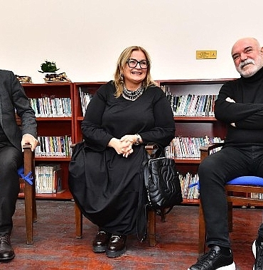 izmirin-kitap-kurtlarina-ercan-kesalli-surpriz.jpg