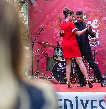 konakta-love-fest-ruzgari-esti.jpg