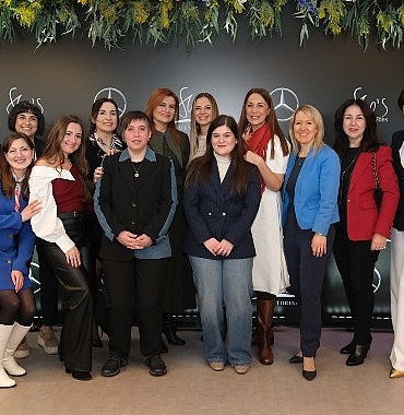 mercedes-benz-shes-mentoring-programi-gelecegin-kadin-liderlerini-destekliyor.jpg