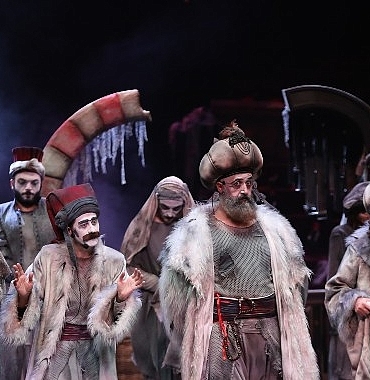ast-tum-oyunlarini-kapali-gise-oynuyor-sanatin-ruhu-sahneye-tasiniyor.jpg