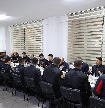 baskan-altay-kulu-ve-cihanbeylide-vatandaslarla-bulustu-itfaiyecilerle-sahur-yapti.jpg