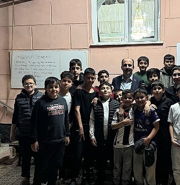 baskan-altay-teravih-sonrasi-genclerle-sohbet-etti-esnaflarin-cay-davetine-katildi.jpg