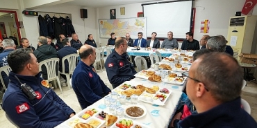 baskan-zeyrek-itfaiye-personeli-ile-sahurda-bulustu.jpg