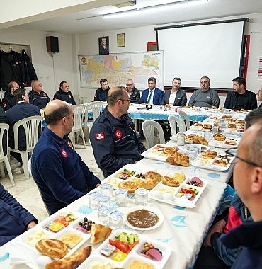 baskan-zeyrek-itfaiye-personeli-ile-sahurda-bulustu.jpg
