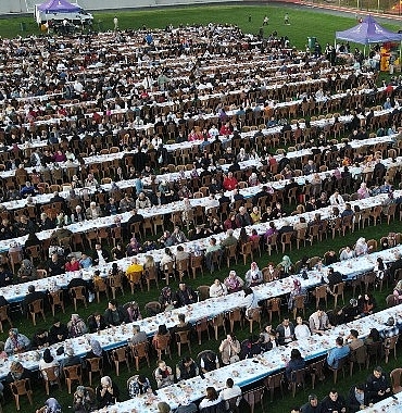 bayindir-belediyesi-kadir-gecesinde-iftar-yemegi-duzenledi.jpg