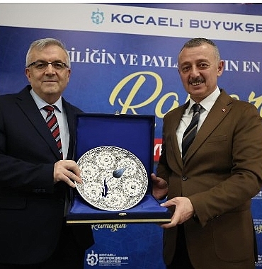 buyukakin-fransa-donusu-saglik-calisanlariyla-iftar-yapti.jpg