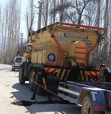 elmalida-zarar-goren-ve-yipranan-yollar-onariliyor.jpg