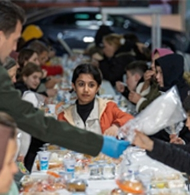 izmirin-dayanisma-sofrasi-bayraklida-kuruldu.jpg