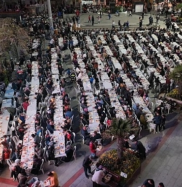kadir-gecesi-iftarinda-burhaniyeliler-cumhuriyet-meydaninda-bulustu.jpg