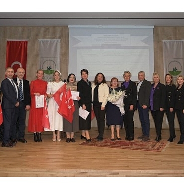 kahraman-hekimlerin-hayatini-meslektaslari-teatral-oyunla-anlatti.jpg