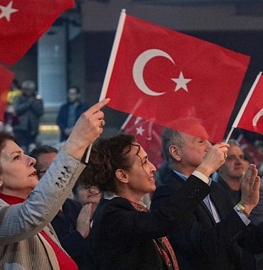 karsiyaka-belediyesinden-18-martta-anlamli-gosteri-bir-ulus-doguyor.jpg