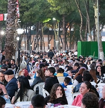 menemende-10-bin-kisilik-kadir-gecesi-iftari.jpg