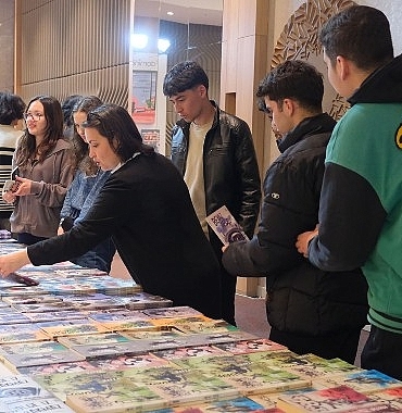 ogrenciler-kitap-fuarinda.jpg