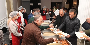osmangazi-belediyesi-panayirda-iftar-sofrasi-kurdu.jpg