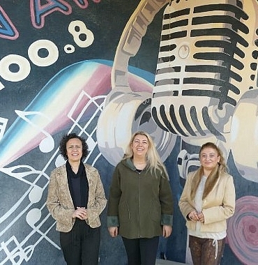 radyo-ege-kampuste-buyulu-tinilar.jpg