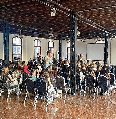universiteli-gencler-film-analizi-icin-bulustu.jpg