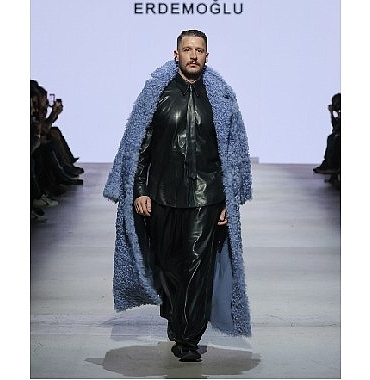 unlu-modaci-emre-erdemoglundan-moskova-fashion-weekte-guclu-ve-zarif-bir-dokunus.jpg