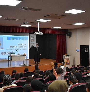 yazar-fatma-oz-alpaydin-bilgi-evi-uyeleri-ile-bir-araya-geldi.jpg