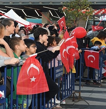 23-nisan-kutlamalari-ecem-boyaci-konseri-ile-taclandi.jpg
