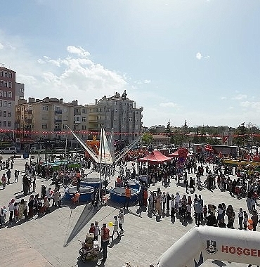 23-nisanda-cocuklar-doyasiya-eglendi.jpg