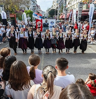 7-ulkeden-cocuklar-23-nisani-yenisehir-sokaklarinda-kutladi.jpg