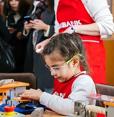 akbank-donusumde-gelecek-var-ile-on-binlerce-cocugun-egitim-deneyimini-iyilestiriyor.jpg