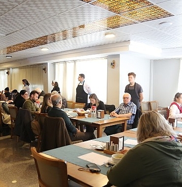 akincilar-huzurevi-sakinleri-liseli-ascilarla-yemek-yarismasi-yapti.jpg