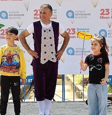 antalyali-cocuklar-23-nisani-dolu-dolu-kutluyor.jpg