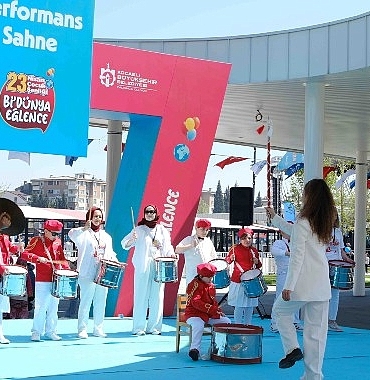 ari-maya-kocaelili-minikler-icin-sahnede.jpg