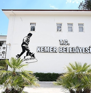 ataturkun-kocatepe-silueti-kemer-belediye-binasinda.jpg