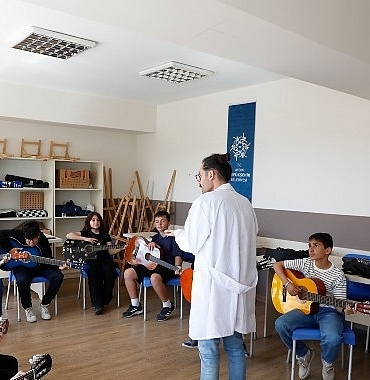 baskan-cercioglundan-gelecegin-sanatcilarina-tam-destek.jpg