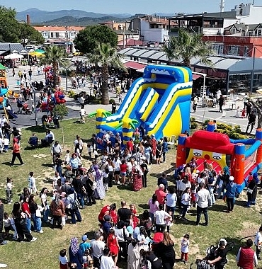 burhaniyede-cocuklar-bayramlarini-gonullerince-yasadi.jpg