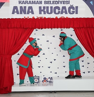 cocuk-oyun-koyu-ana-kucaginda-23-nisan-coskusu.jpg
