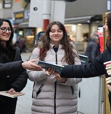 cumhuriyet-bulvarinda-kitap-surprizi.jpg