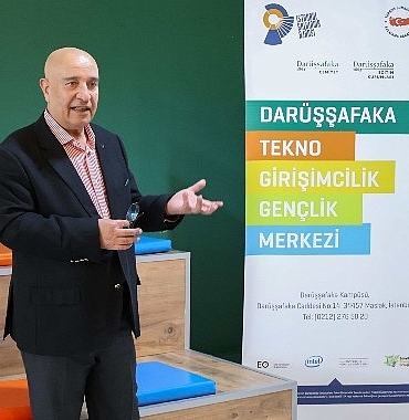 darussafakali-yazar-ismail-hayri-cemin-yeni-kitabi-icin-imza-gunu-duzenlendi.jpg