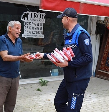 efes-selcuk-sokaklari-bayraklarla-donatildi-23-nisan-sevincinden-19-mayis-coskusuna.jpg