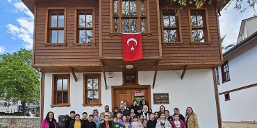 golcuk-belediye-baskani-ali-yildirim-sezer-golcukte-en-cok-kitap-okuyan-ogrencileri-odullendirdi.jpg