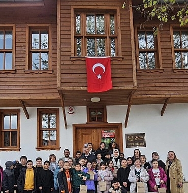 golcuk-belediye-baskani-ali-yildirim-sezer-golcukte-en-cok-kitap-okuyan-ogrencileri-odullendirdi.jpg