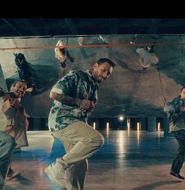 hayatin-her-aninda-oyuna-giren-rexona-hakan-calhanoglunun-yaninda-yeni-reklam-filmi-yayinda.jpg